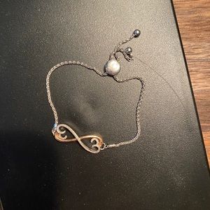 10k White gold Diamond Infinity Bracelet